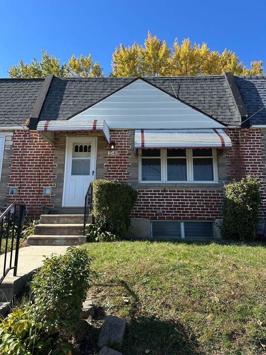 1548 Summit St in Linwood, PA - Foto de edificio