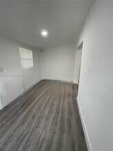 327 NE 55th St-Unit -TWO in Miami, FL - Building Photo - Building Photo