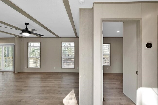 21195 Security Cemetery Rd in Cleveland, TX - Foto de edificio - Building Photo