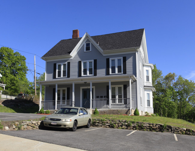 17 Park St in Uxbridge, MA - Foto de edificio - Building Photo