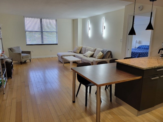 701 S Madison Ave in Clearwater, FL - Foto de edificio - Building Photo