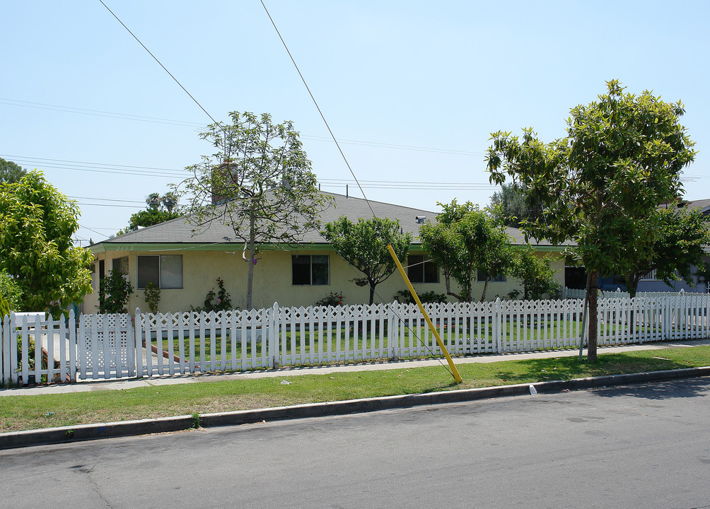 2152 Mountain View Ave in Anaheim, CA - Building Photo