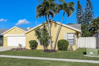 21080 Woodspring Ave in Boca Raton, FL - Foto de edificio - Building Photo