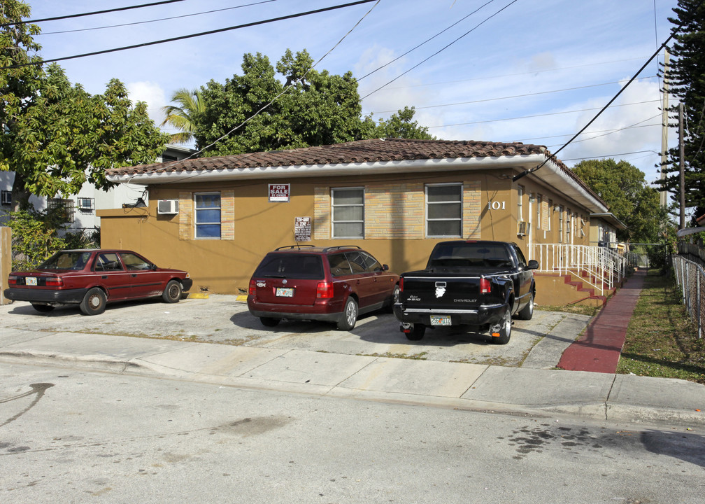 101 NW 74th St in Miami, FL - Foto de edificio