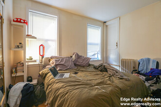 318 Saint Paul St, Unit 4 in Brookline, MA - Foto de edificio - Building Photo