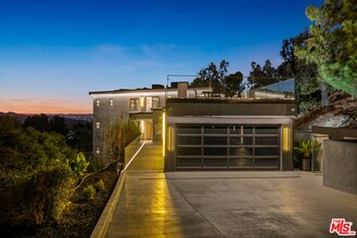7966 Mulholland Dr in Los Angeles, CA - Building Photo - Building Photo