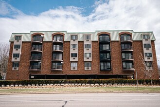 35300 Woodward Ave, Unit #406 in Birmingham, MI - Foto de edificio - Building Photo