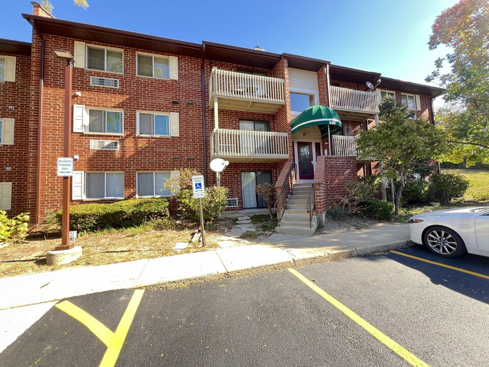 820 N Lakeside Dr in Vernon Hills, IL - Foto de edificio