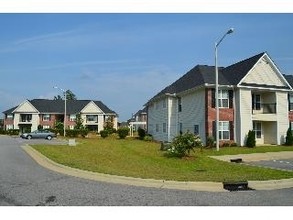 Woodland Village Villas in Fayetteville, NC - Building Photo - Building Photo