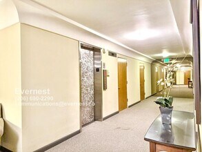 530 W Olympic Pl in Seattle, WA - Building Photo - Building Photo