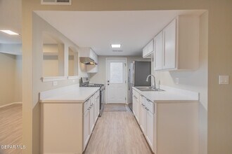 11031 Oasis Dr in El Paso, TX - Building Photo - Building Photo