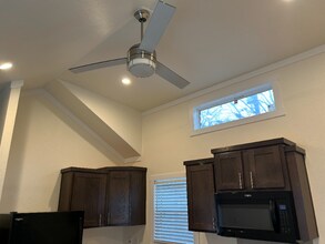 5215 Crestway Rd in Windcrest, TX - Foto de edificio - Building Photo