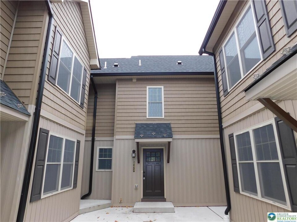 643 Linden St in Coopersburg, PA - Building Photo