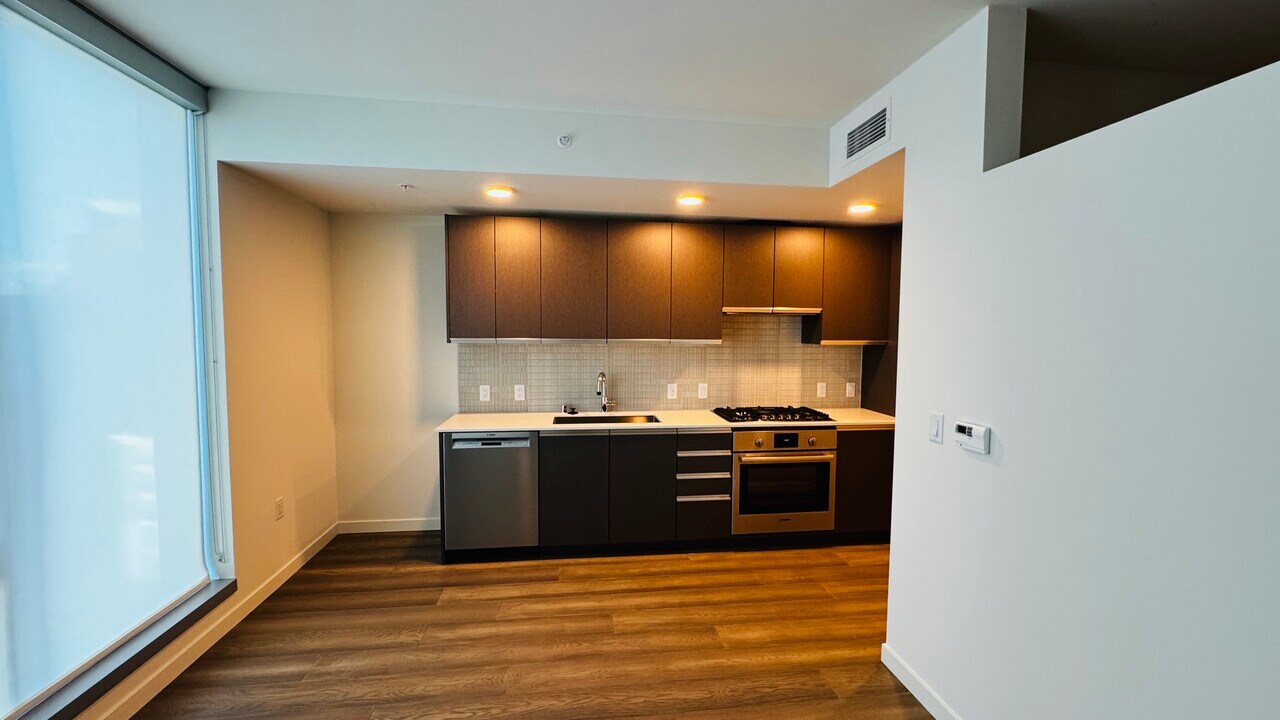 800 Columbia St, Unit 1503 in Seattle, WA - Building Photo