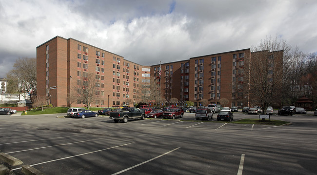 Green Hill Towers in Worcester, MA - Foto de edificio - Building Photo