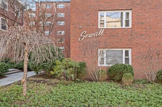 131 Sewall Ave, Unit 6 in Brookline, MA - Foto de edificio - Building Photo