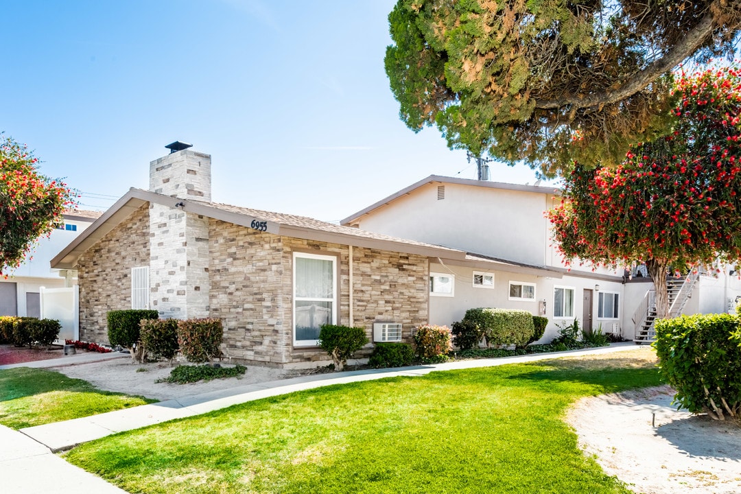 Castlewood Park Apartments in Buena Park, CA - Building Photo