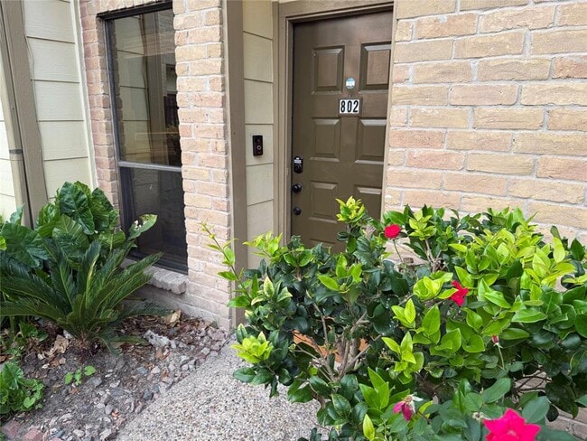 8299 Cambridge St in Houston, TX - Building Photo - Building Photo
