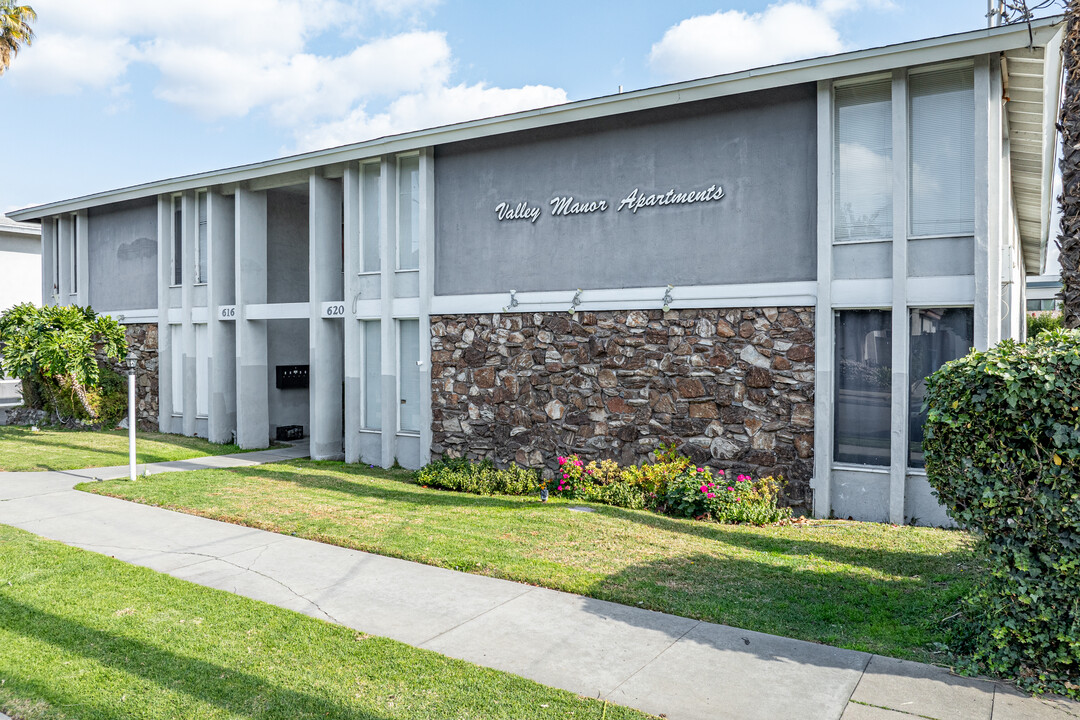 Valley Manor Apartments in Alhambra, CA - Building Photo