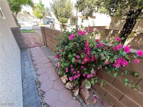 5835 Chisolm Trail in Las Vegas, NV - Building Photo - Building Photo