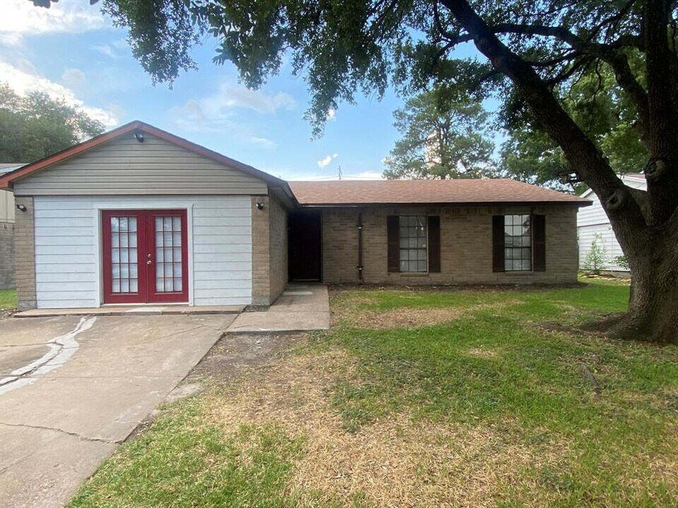 14511 Flair Dr in Houston, TX - Building Photo