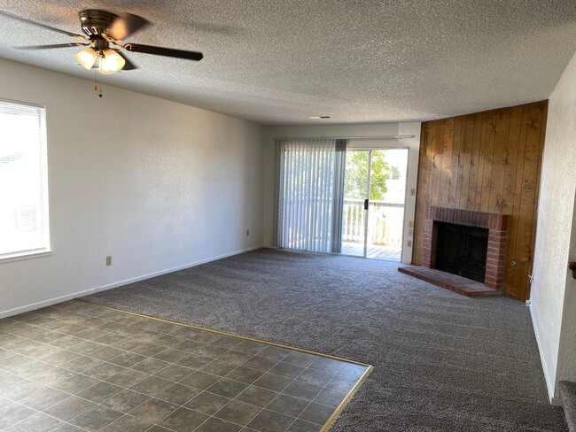 1540 Racquet Club Dr in Los Banos, CA - Building Photo - Building Photo