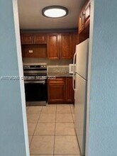 666 W 81st St in Hialeah, FL - Foto de edificio - Building Photo