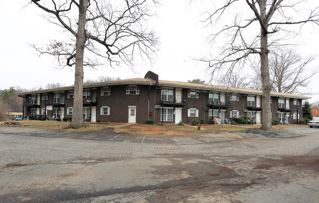 Lakewood Manor in Charlotte, NC - Building Photo - Building Photo