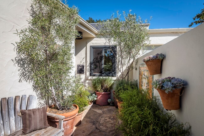 548 San Ysidro Rd in Santa Barbara, CA - Building Photo - Building Photo