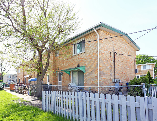 648-654 S Iowa Ave in Addison, IL - Foto de edificio - Building Photo