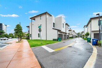 4413 NW 83rd Path in Doral, FL - Building Photo - Building Photo