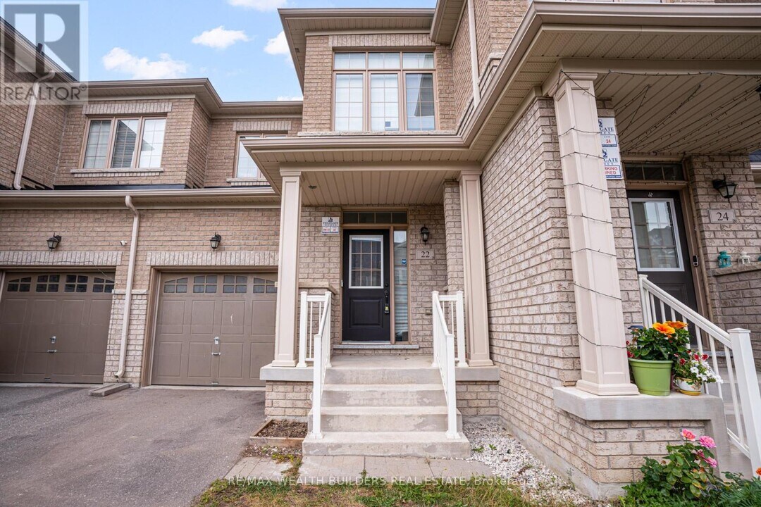 22 Goulston St in Brampton, ON - Building Photo