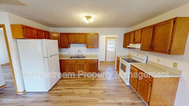 214 Woodsview Dr in Jeffersonville, OH - Building Photo - Building Photo