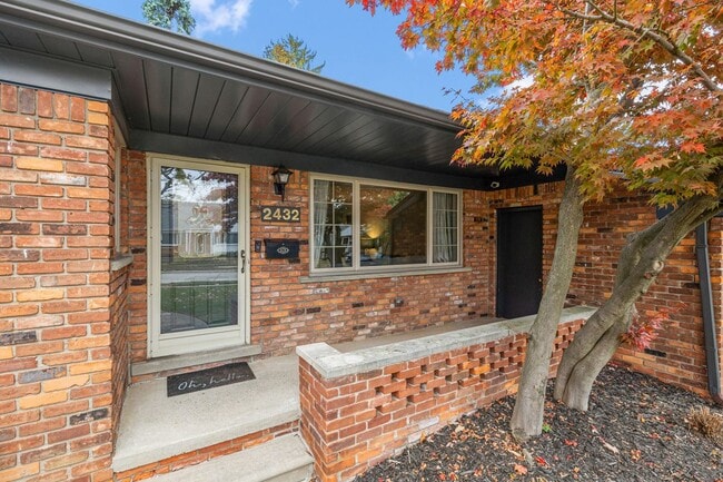 2432 Hawkins Ave in Royal Oak, MI - Foto de edificio - Building Photo