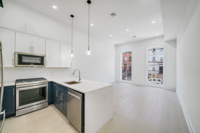 615 Hudson St in Hoboken, NJ - Building Photo - Interior Photo