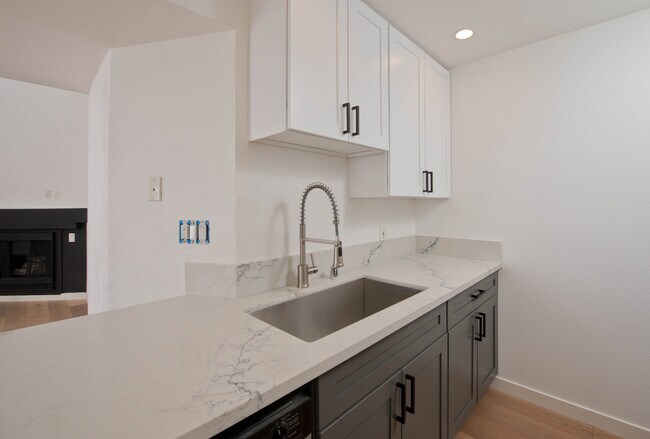 5540 Owensmouth Ave, Unit 312 in Woodland Hills, CA - Building Photo - Building Photo