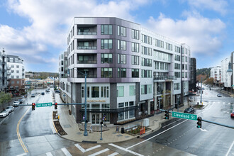 Porch + Park in Redmond, WA - Foto de edificio - Building Photo