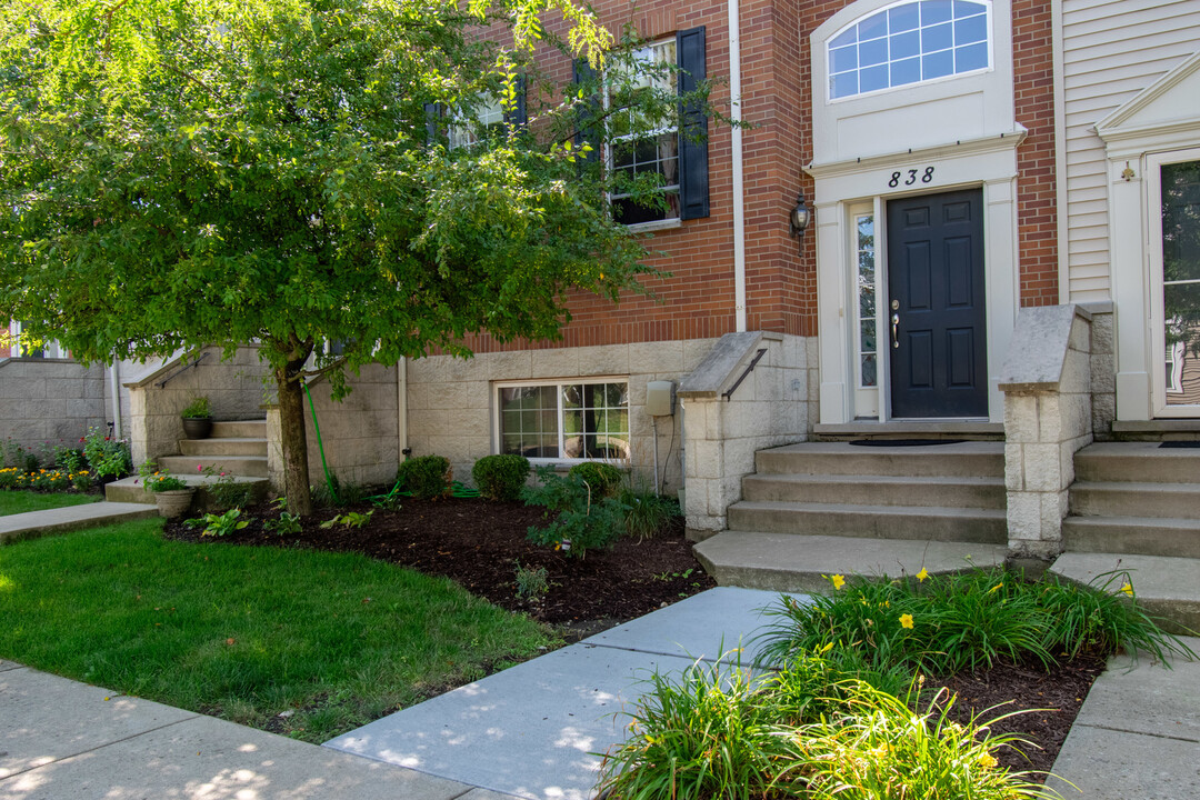 838 Lewisburg Ln in Aurora, IL - Building Photo