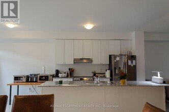2481 Badger Cres in Oakville, ON - Building Photo - Building Photo