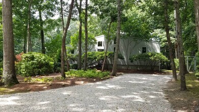 118 Sycamore Dr in East Hampton, NY - Building Photo - Building Photo