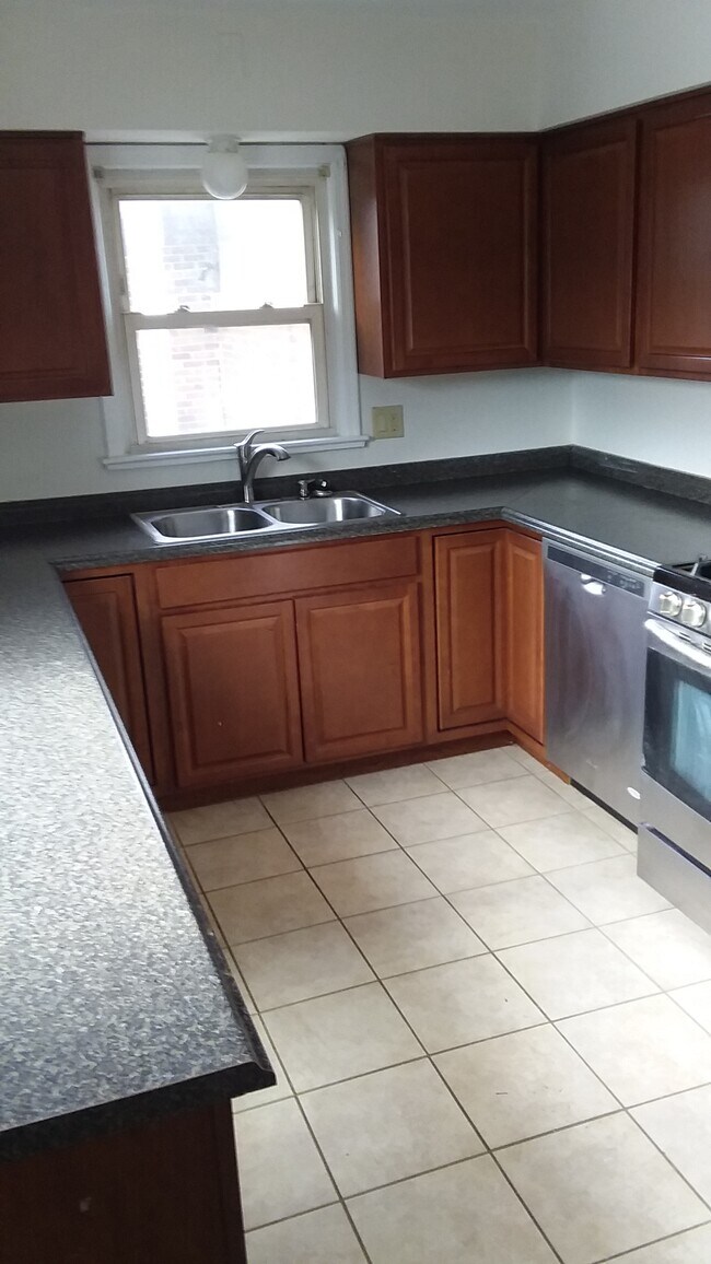 260 Elsmere Pl, Unit 1 in Fort Lee, NJ - Building Photo - Building Photo