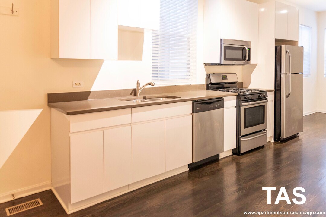 2438 N Ashland Ave in Chicago, IL - Building Photo