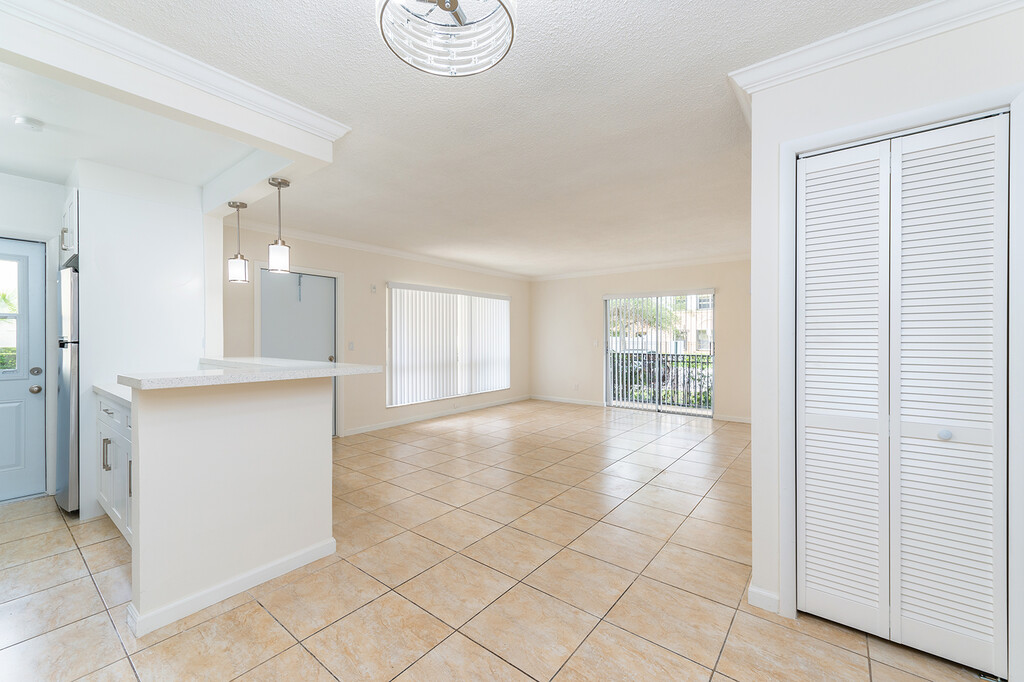 Lomar Apartments in Hollywood, FL | ApartmentHomeLiving.com