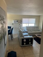 876 N 3rd St in El Cajon, CA - Foto de edificio - Building Photo
