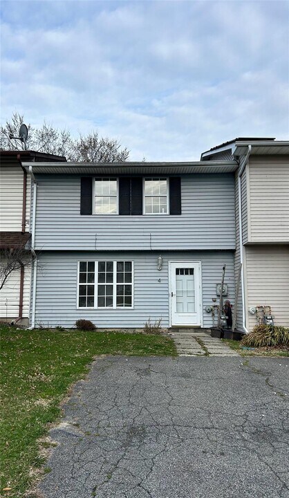 4 Red Barn Ln in Middletown, NY - Foto de edificio