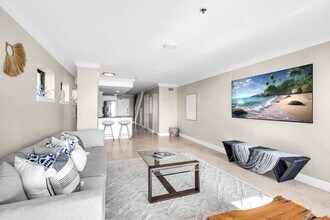 6345 Collins Ave in Miami Beach, FL - Foto de edificio - Building Photo