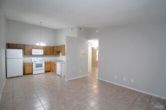 6810 Tiki Ln in Pensacola, FL - Foto de edificio - Building Photo