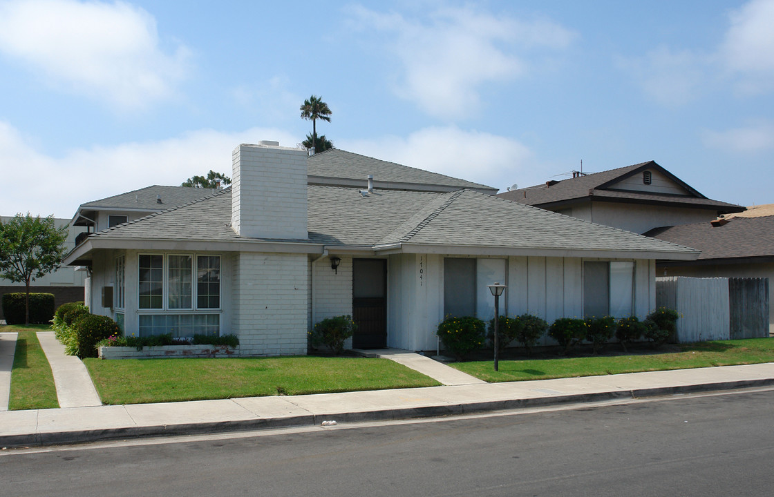 17062 Pinehurst Ln in Huntington Beach, CA - Building Photo