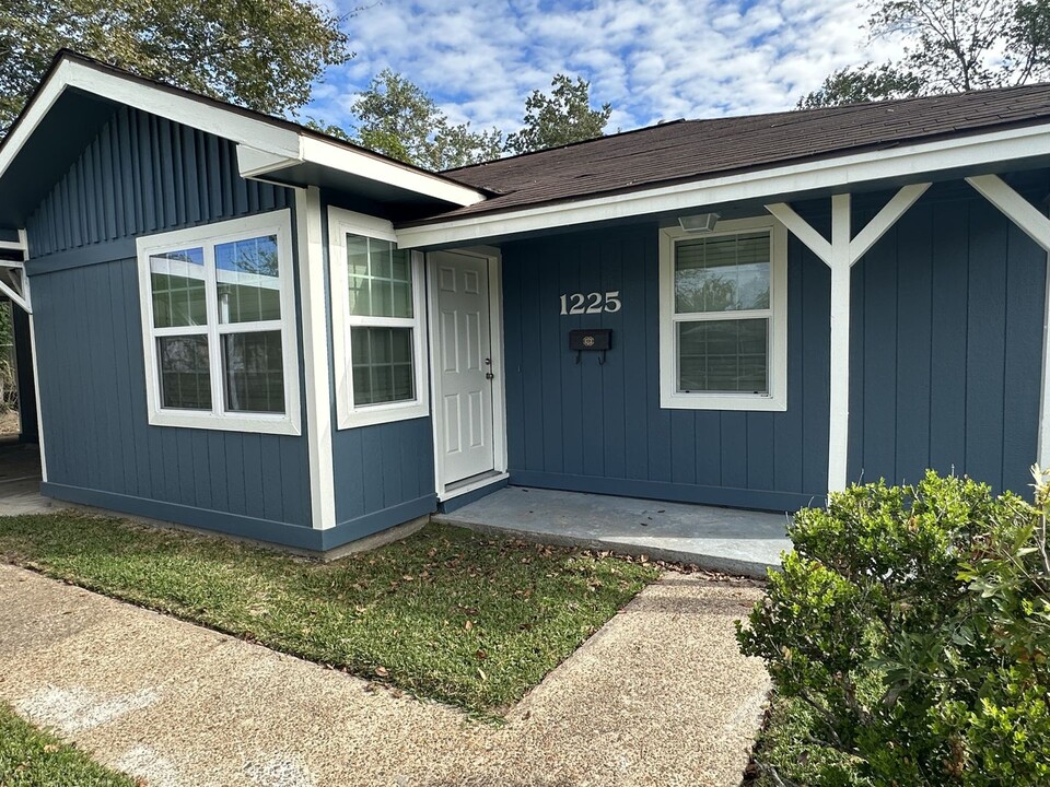 1225 Ranier in Beaumont, TX - Building Photo