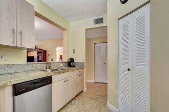 100 Uno Lago Dr in North Palm Beach, FL - Building Photo - Building Photo